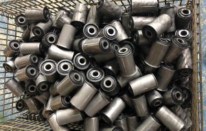 技师检查底盘衬套磨损