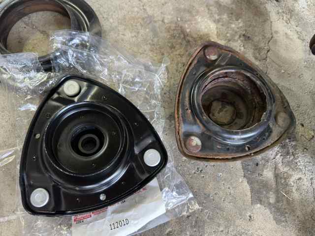 损坏的减震器顶胶