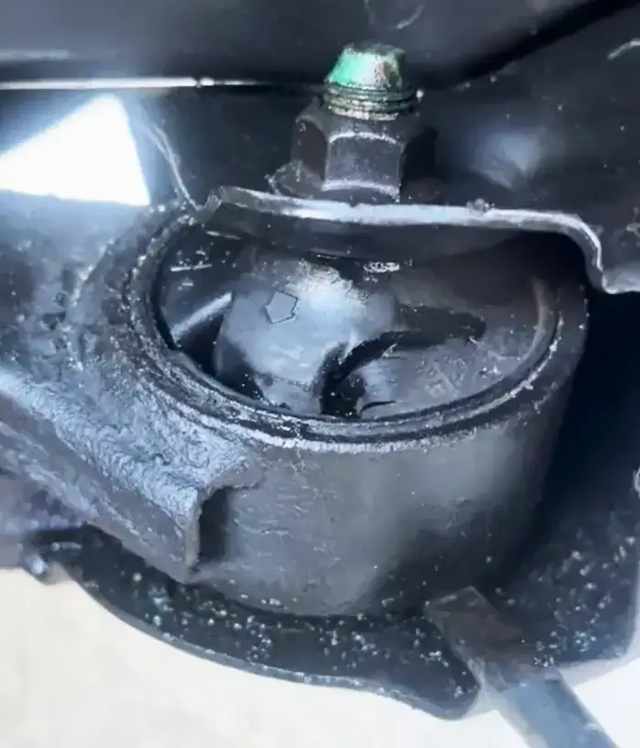 橡胶开裂的减震器衬套