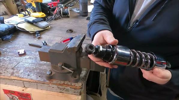 减震器衬套剖面：套筒、粘接层和弹性体