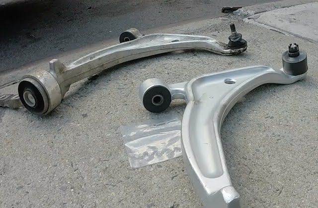 下控制臂载荷路径示意图,展示制动、转弯和垂向路面作用力如何经轮胎、转向节、球头、臂体与衬套传递